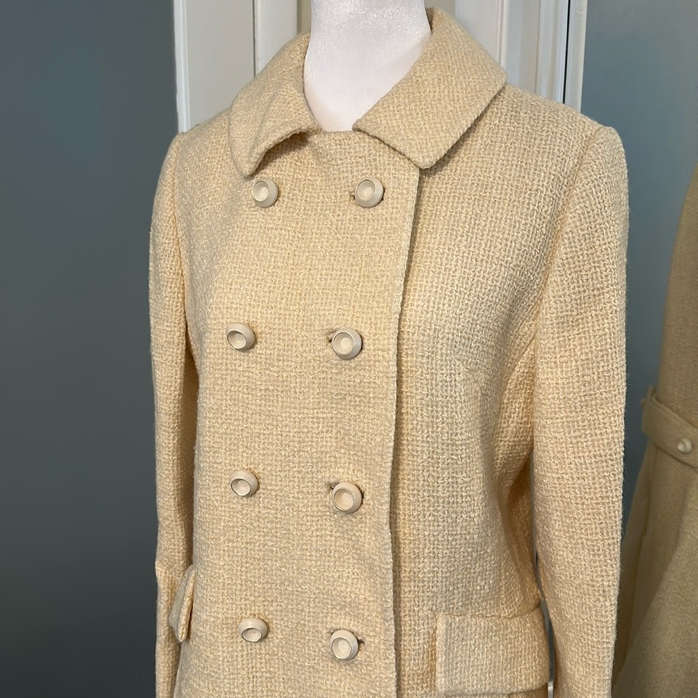 Vintage cream colored overcoat. Double breasted look with white buttons - Picture 2 of 7